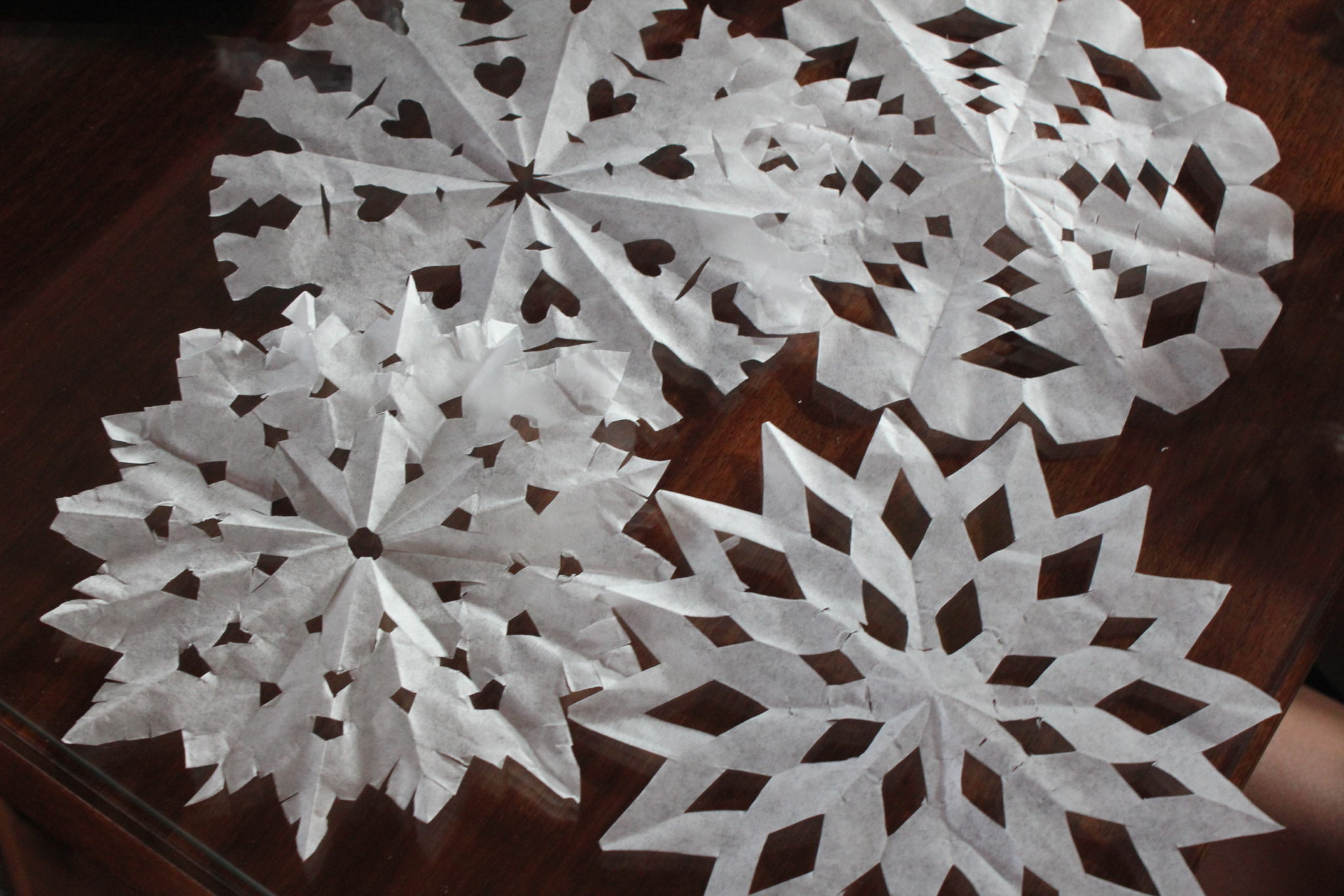 http://livinthemommylife.com/2012/11/coffee-filter-snowflakes.html ...